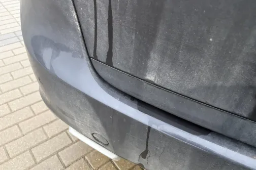 Netīras automa&scaron;īnas aizmugure uz bruģa.