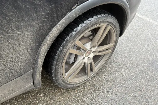 Netīrs auto rata disks uz ielas.