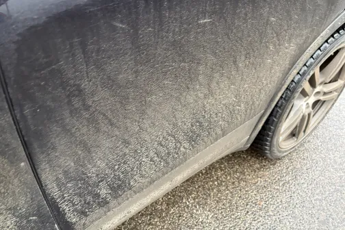 Netīra automa&scaron;īnas sānu daļa ar dubļiem.