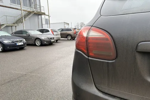 Netīra auto aizmugure stāvlaukumā.