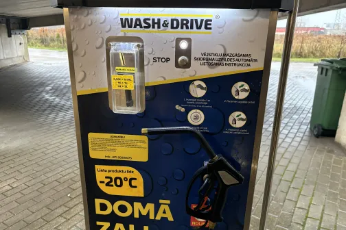 Vējstikla &scaron;ķidruma uzpildes automāts ar samaksas iespējām.