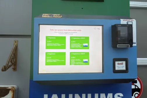 Auto mazgā&scaron;anas automāts ar ekrānu un maksājumu termināli.