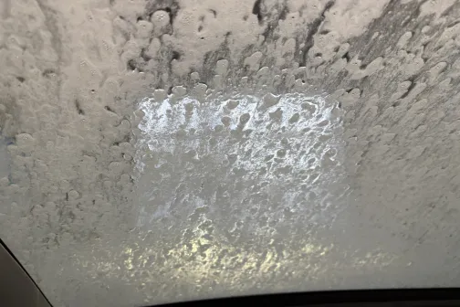 Automa&scaron;īnas priek&scaron;ējais stikls pārklāts ar ziepjainām putām mazgātavā.