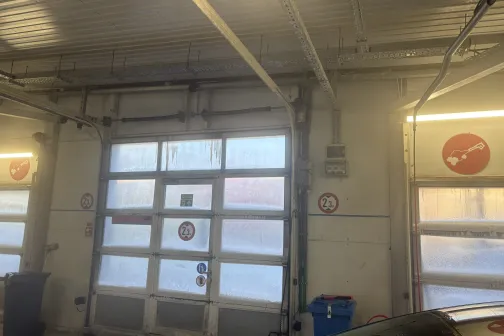 Automa&scaron;īnu mazgātuves iek&scaron;telpas ar lielu vārtu durvi.