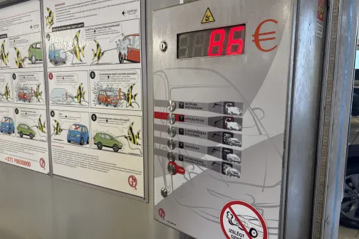 Automazgātavas vadības panelis ar digitālu cenu displeju.