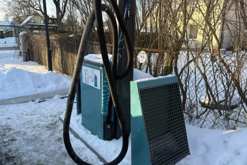 Auto mazgā&scaron;anas putekļsūcējs ziemas ainavā.