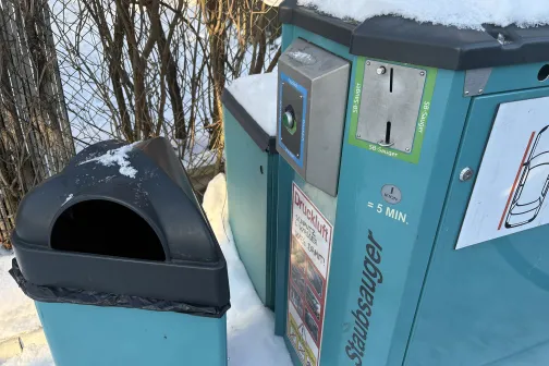 Āra putejkļusūk&scaron;anas iekārtas fragmenti ar sniega pārklātu virsmu.