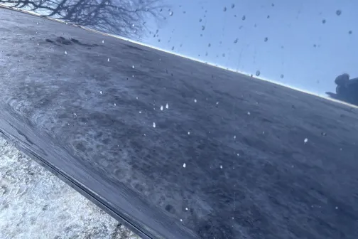 Automa&scaron;īnas virsma ar putekļiem un ūdens pilieniem.