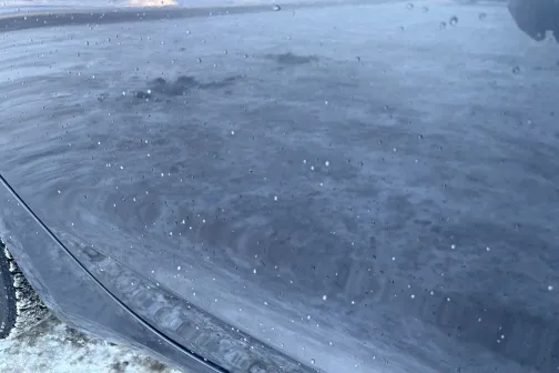 Netīrs auto pārklāts ar dubļiem un sāli ziemas apstākļos.