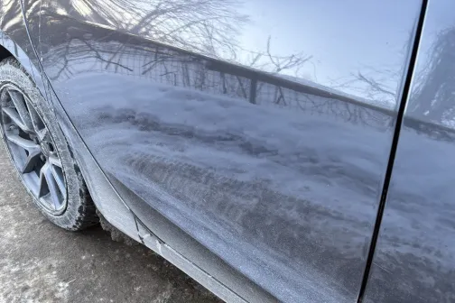 Netīras automa&scaron;īnas sānu durvis ziemā.