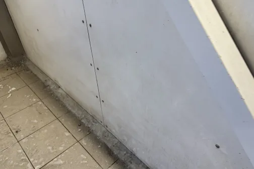 Netīra sienas un grīdas daļa auto mazgātavā.