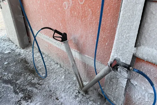 Augstspiediena mazgā&scaron;anas ierīce ar ledus pārklātu sienu.