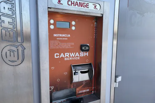 Naudas maiņas automāts automazgātavas stacijā.