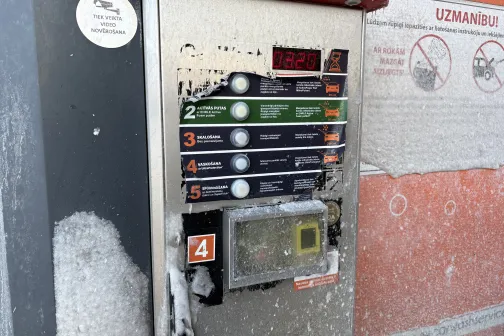 Automazgātavas maksājumu automāts ar sniega pārklājumu.