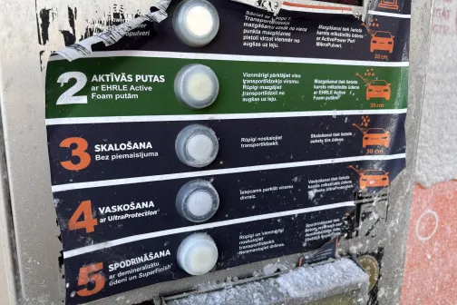 Carwash pakalpojumu izvēlnes panelis ar pogām un instrukcijām.