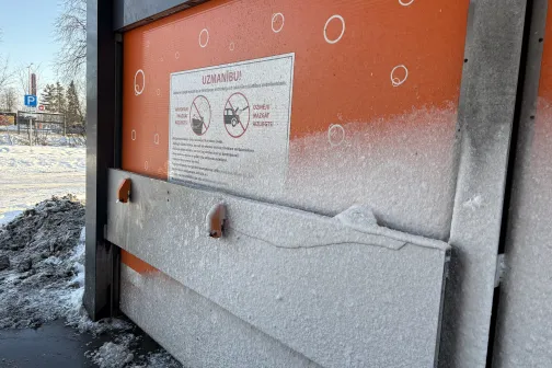 Oranža automazgātuves siena ar sniegu un ledu.