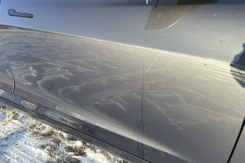 Auto sānu durvis ar putekļu kārtu ziemas laikā.