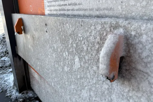 Sniedzotnes apledojusi virsma blakus automazgātavai.