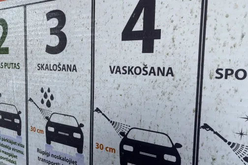 Numurēti automazgā&scaron;anas soļi uz sienas.