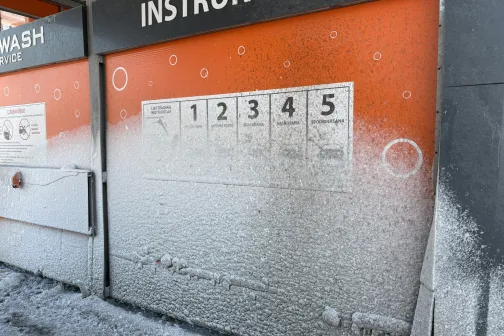 Automa&scaron;īnu mazgātavas instrukcija, siena pārklāta ar putām.