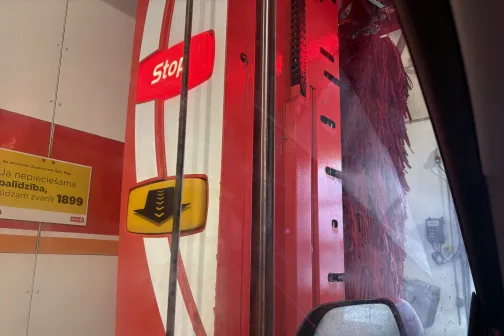 Automazgātavas iekārtas un blakus eso&scaron;a automa&scaron;īnas spoguļa atspulgs.