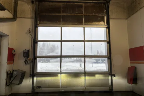 Automa&scaron;īnu mazgātavas stikla vārtu skats.