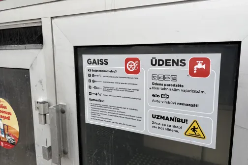 Plakāts ar instrukcijām par gaisa un ūdens lieto&scaron;anu automazgātavā.