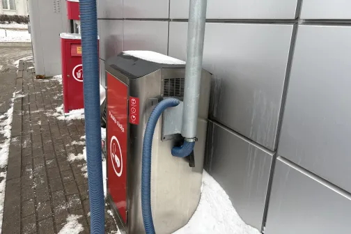 Ārā automa&scaron;īnu mazgātavas putekļsūcējs ar sniegu apkārt.