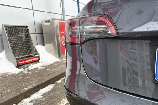 Pelēka automa&scaron;īna blakus sarkanam zīmei, ziemas apstākļi.