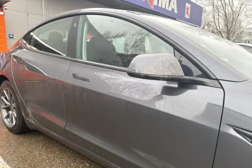 Sudraba automa&scaron;īna uz autotirdzniecības fona.