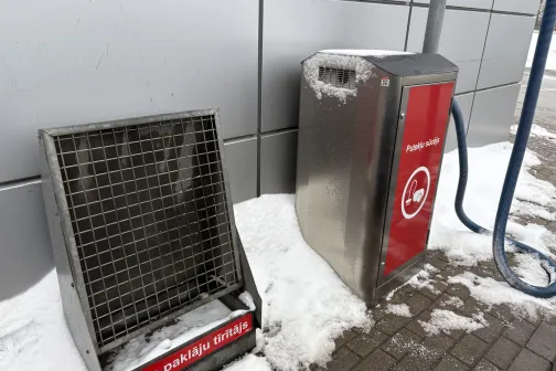 Automa&scaron;īnas paklāju tīrītājs un putekļu sūcējs sniegotā auto mazgātavā.