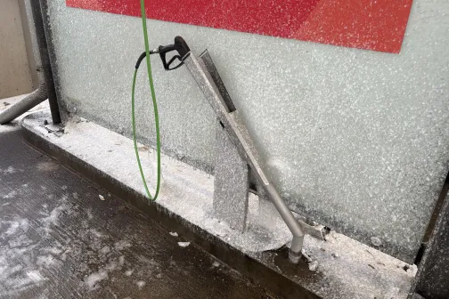 Augstspiediena mazgātājs automazgātavā.