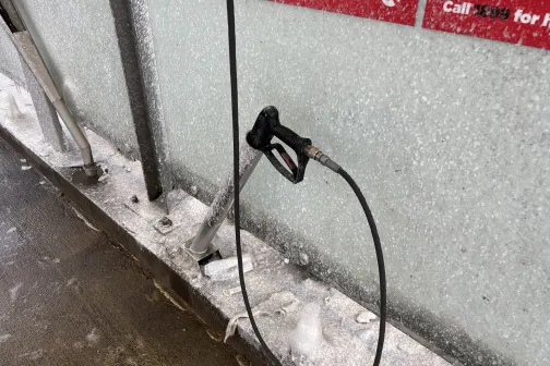 Augstspiediena mazgā&scaron;anas pistole pie mazgā&scaron;anas stenda.