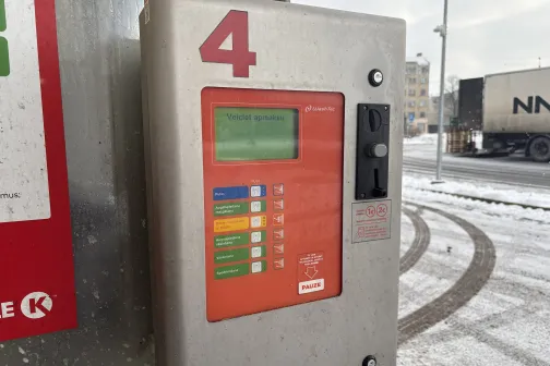 Automazgātuves maksājumu automāts ārā, ieslēgts ekrāns, sniegots fons.