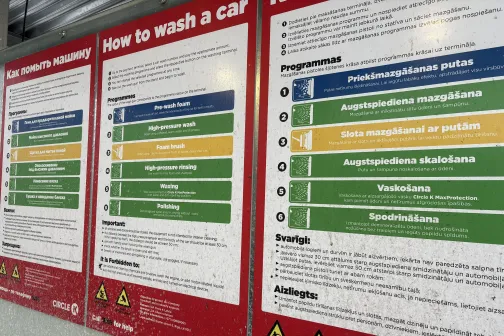 Instrukcijas auto mazgā&scaron;anai ar krāsainiem posmiem uz sarkanām plan&scaron;etēm.