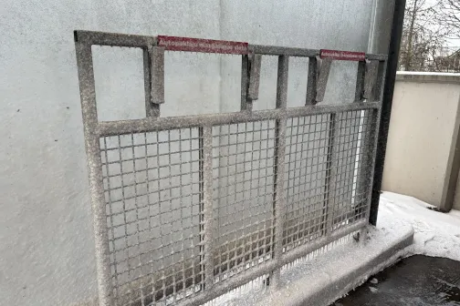 Metāla siets automazgātavā.