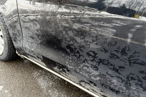 Netīra automa&scaron;īnas sānu durvju virsma.