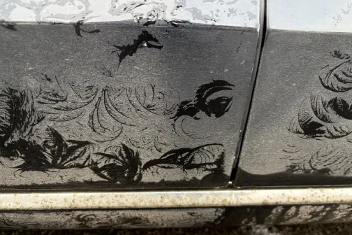 Netīras automa&scaron;īnas durvis ar māksliniecisku rakstu netīrumos.