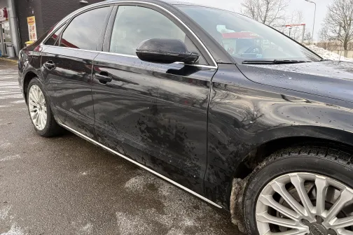 Netīrs melns automobilis mazgātavas priek&scaron;ā.