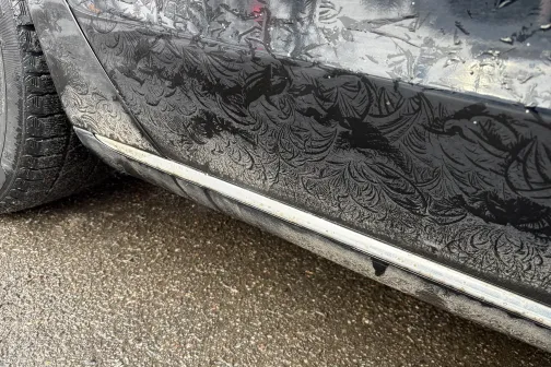 Automa&scaron;īnas sānu daļa ar netīrumiem uz virsmas.