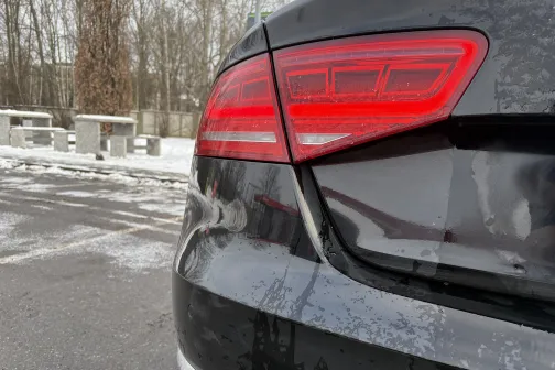 Melnas automa&scaron;īnas aizmugure ar iedobumu sānos.