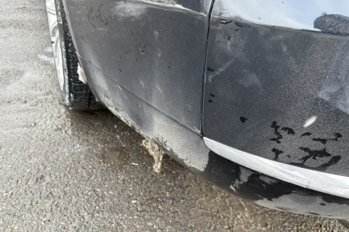 Netīrs automa&scaron;īnas sāns, nosmērēts ar dubļiem.