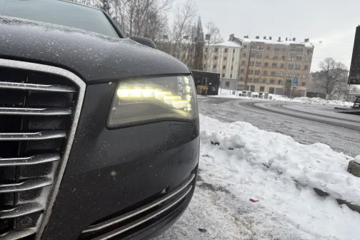 Melnas automa&scaron;īnas priek&scaron;puse, ziemas diena ar sniegu.