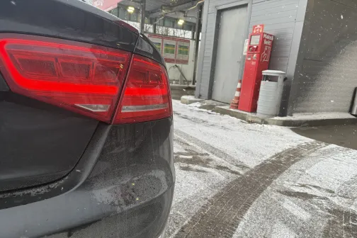 Tum&scaron;a automa&scaron;īna sniegotā mazgātuves teritorijā.