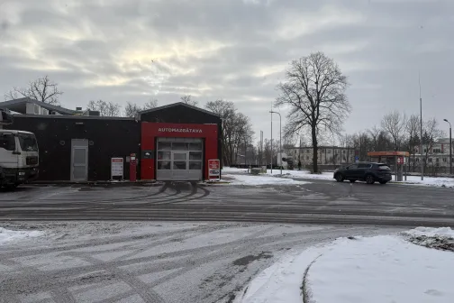 Automa&scaron;īnu mazgātuve ziemas dienā ar sniegu uz zemes.