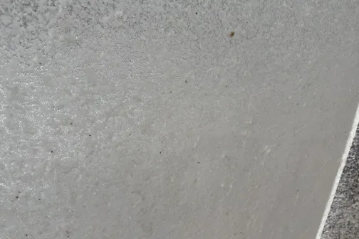 Netīrs pelēks virsmas fragments tuvplānā.