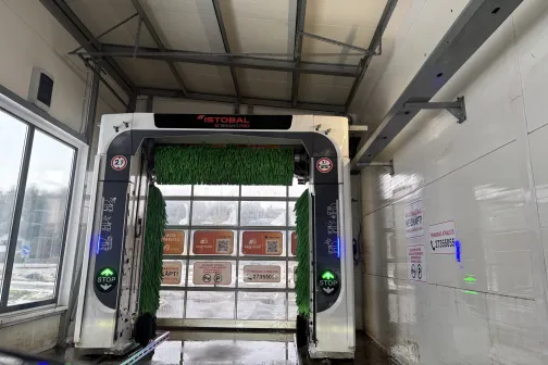 Automazgātavas iek&scaron;telpa ar zaļām un zilām sukām.