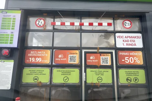 Automa&scaron;īnu mazgātuves ieeja ar cenu un pakalpojumu informāciju.