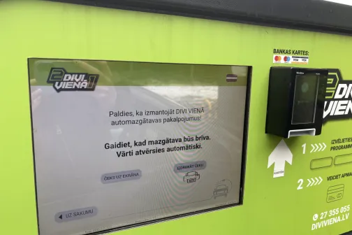 Zaļi melns automa&scaron;īnu mazgā&scaron;anas automāta ekrāns ar izvēlnes pogām.