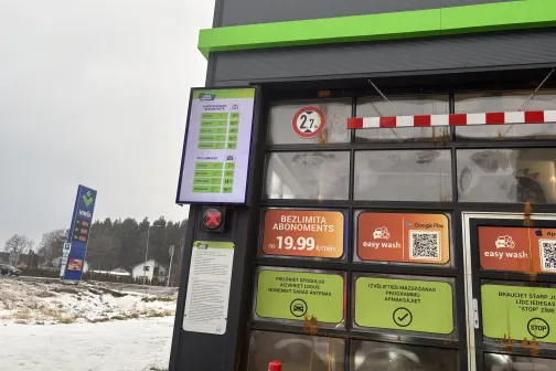 Auto mazgātuves ieeja ar cenrādi un brīdinājuma zīmēm.